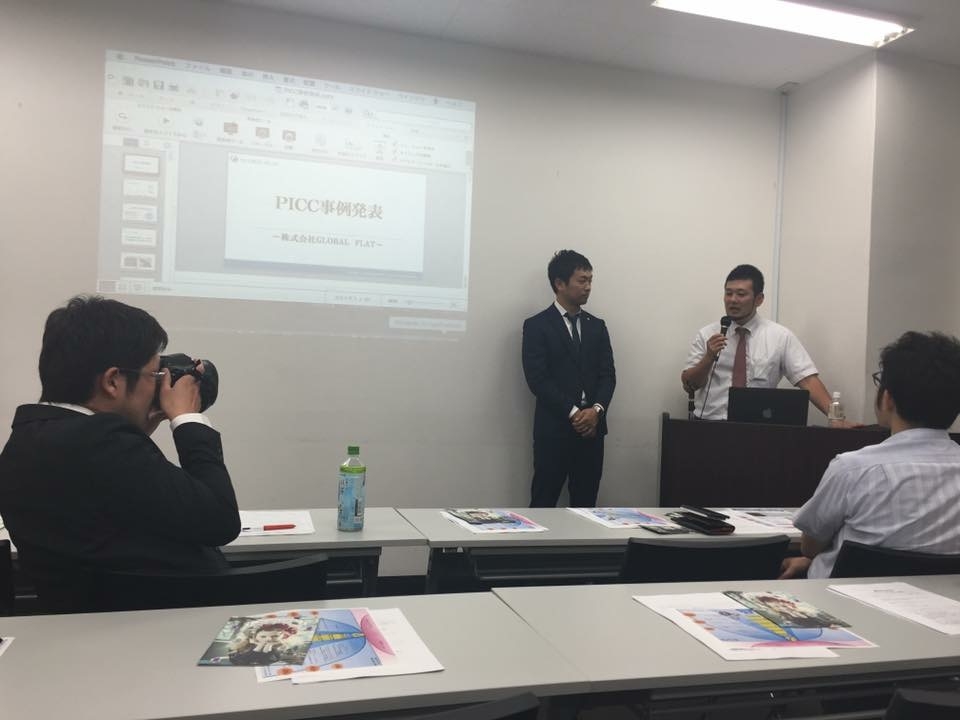 先輩経営者の前で